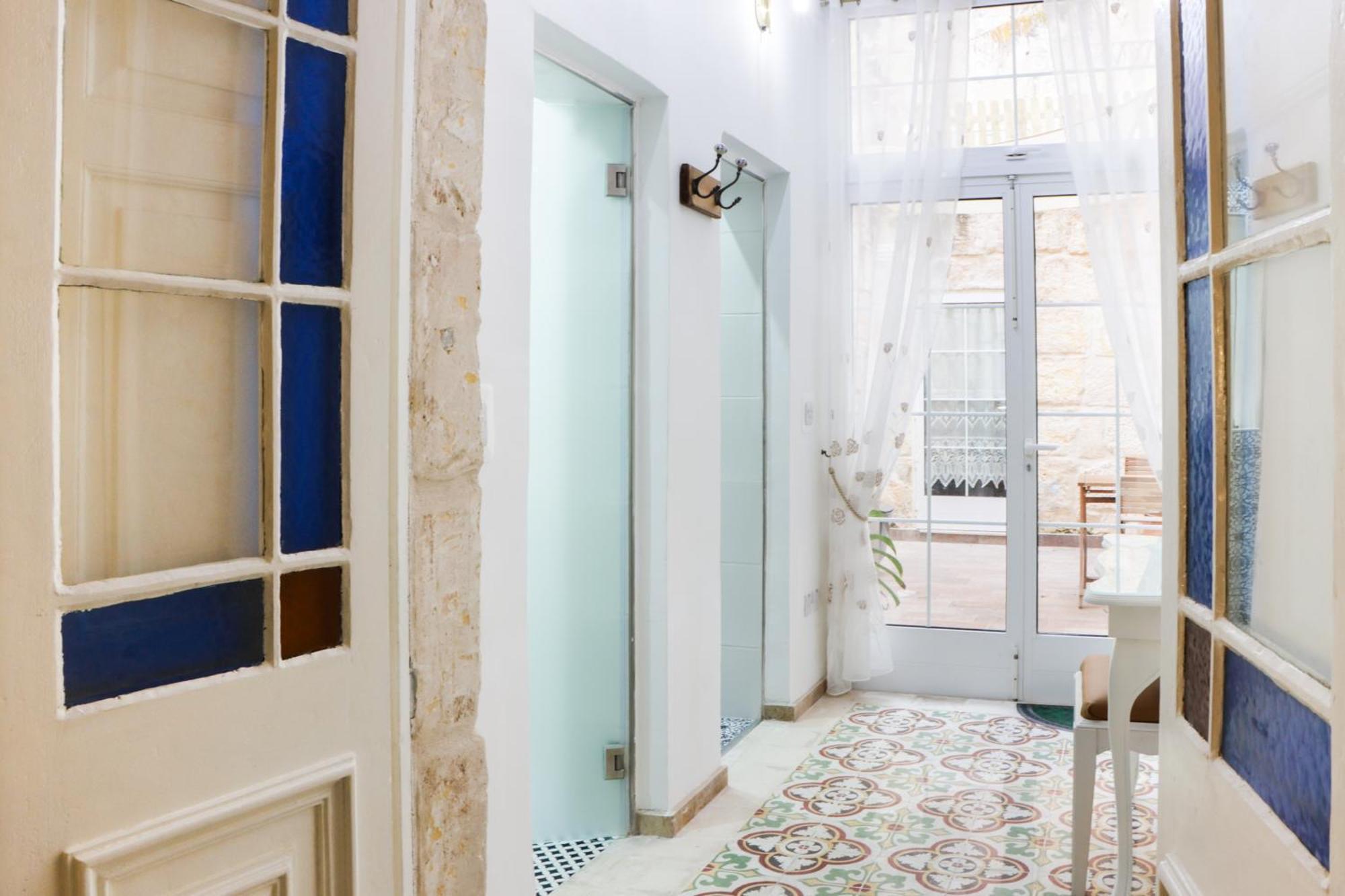 Traditional Maltese Maisonette With Internal Yard And Jacuzzi Apartment *